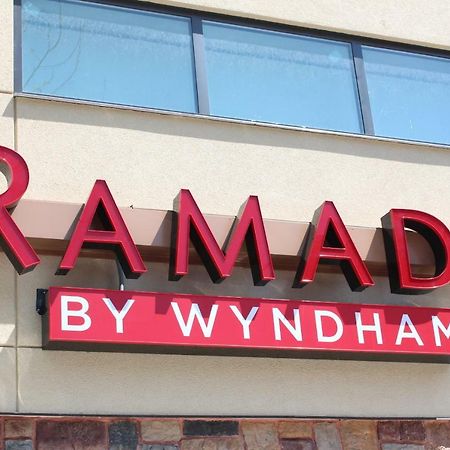 Ramada By Wyndham Bronx Terminal Hotel New York Eksteriør billede