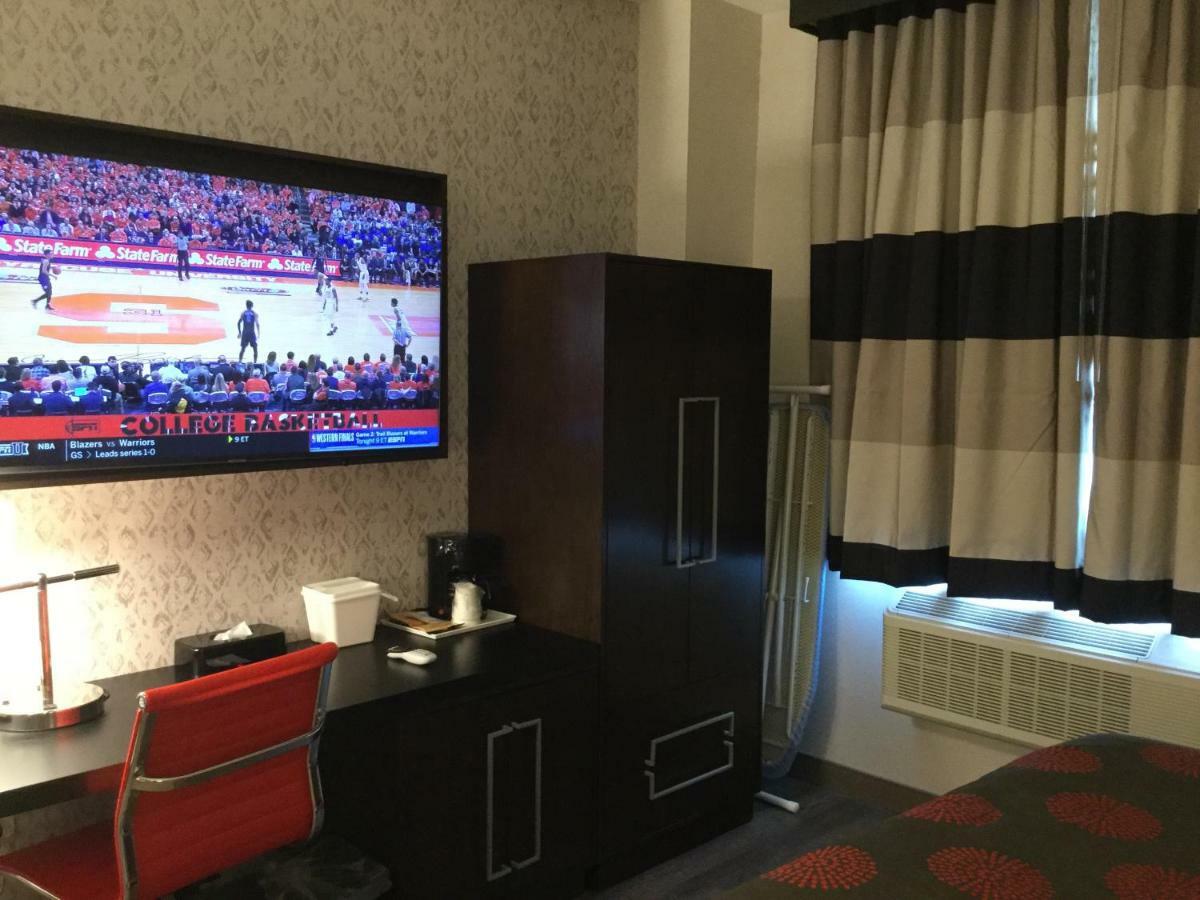Ramada By Wyndham Bronx Terminal Hotel New York Eksteriør billede