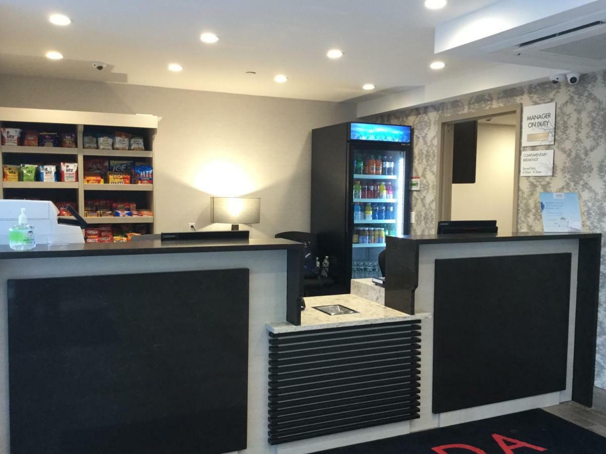 Ramada By Wyndham Bronx Terminal Hotel New York Eksteriør billede